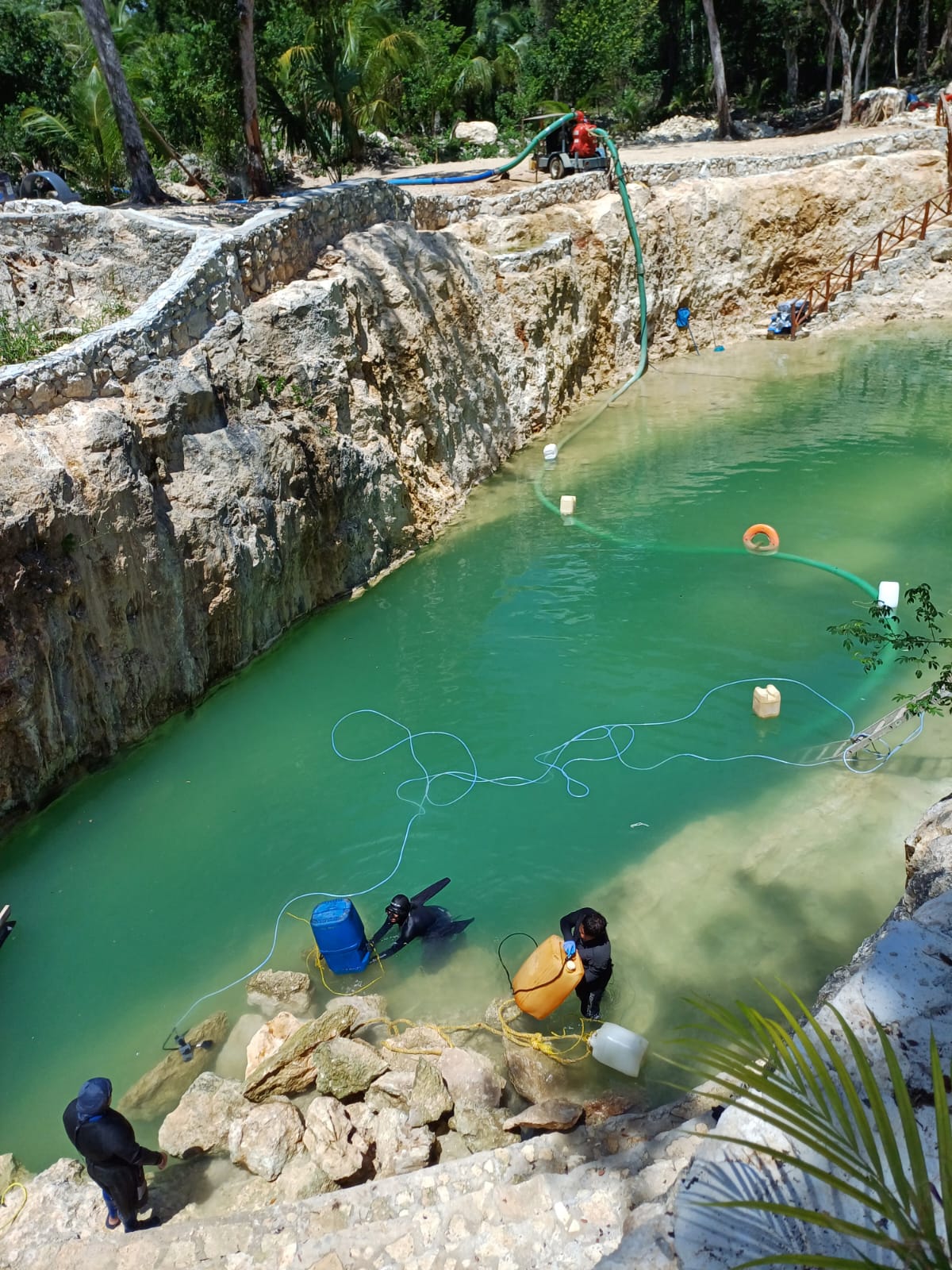 Equipo Limpiando el Cenote